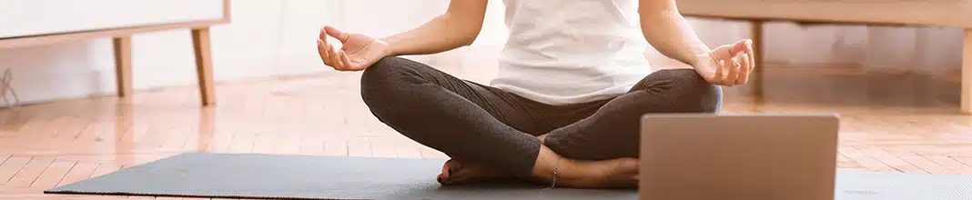 ¿Cuál es la diferencia entre instructor y profesor de yoga?