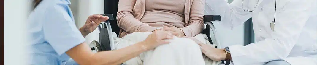 ¿Qué es un auxiliar de geriatría? Perfil de este profesional